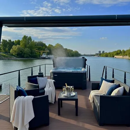 Prestige Yacht * Budapesta