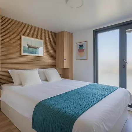 Complex Prestige Yacht *