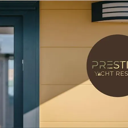 Complex Prestige Yacht Budapesta