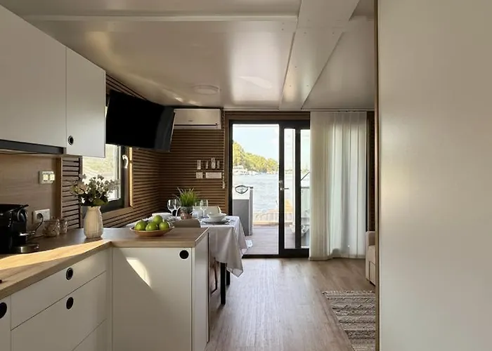 Prestige Yacht * Budapešť